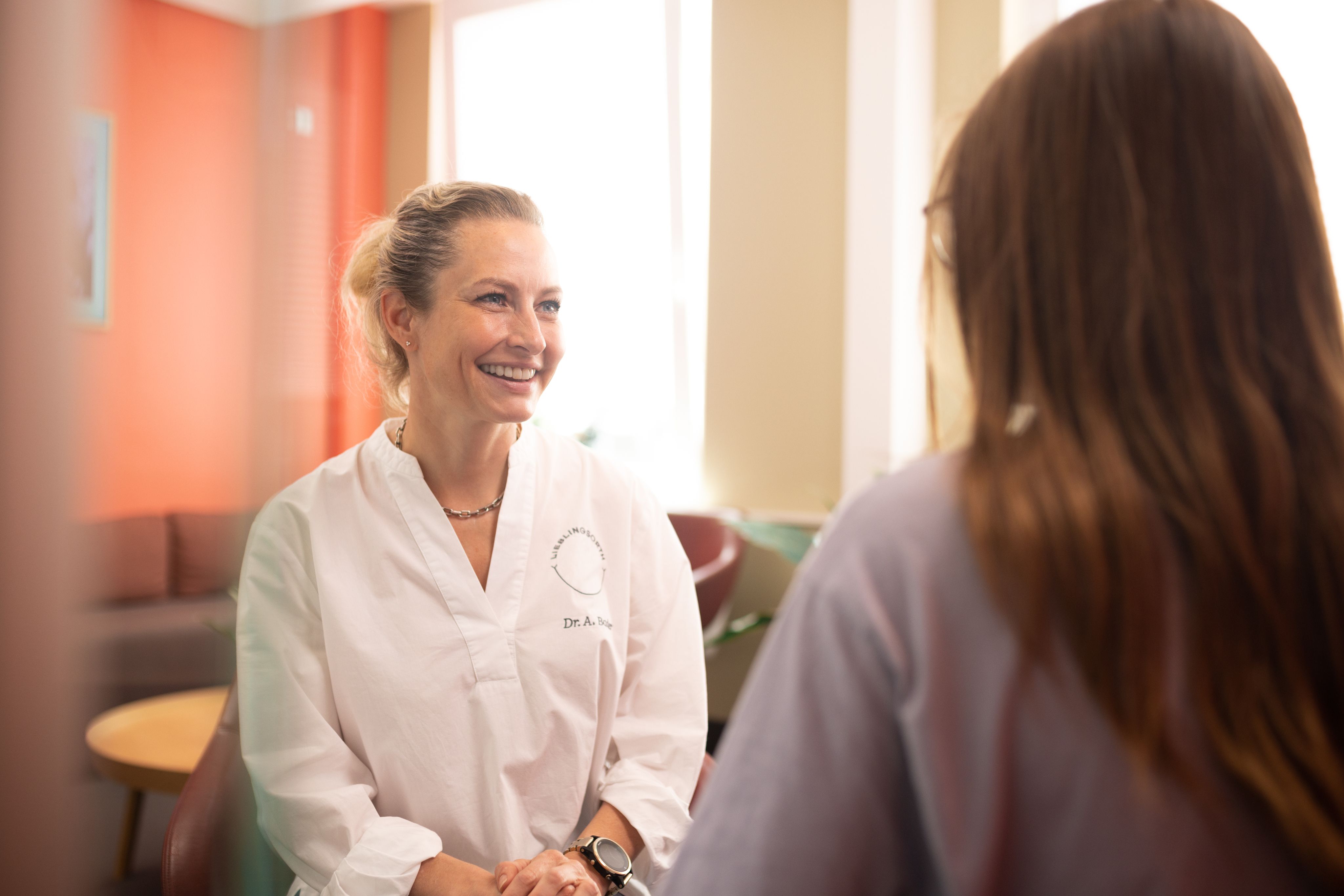 Dr. Annike Bader im Beratungsgespräch mit einer Patientin